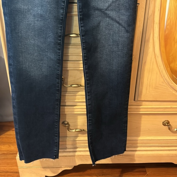 Good American Good Classic Slim Jeans - Picture 8 of 16